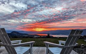 Autumn Lane B&B, Farmhouse Elegance & Stunning Lakeviews